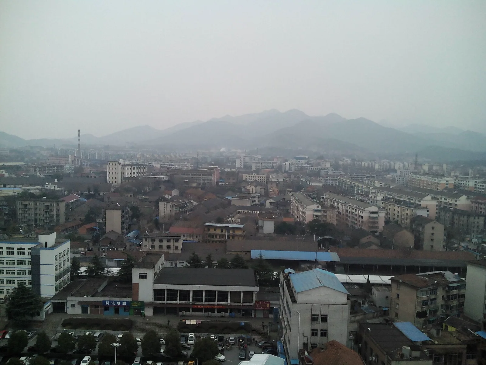从兰溪站方向望向城区与兰江