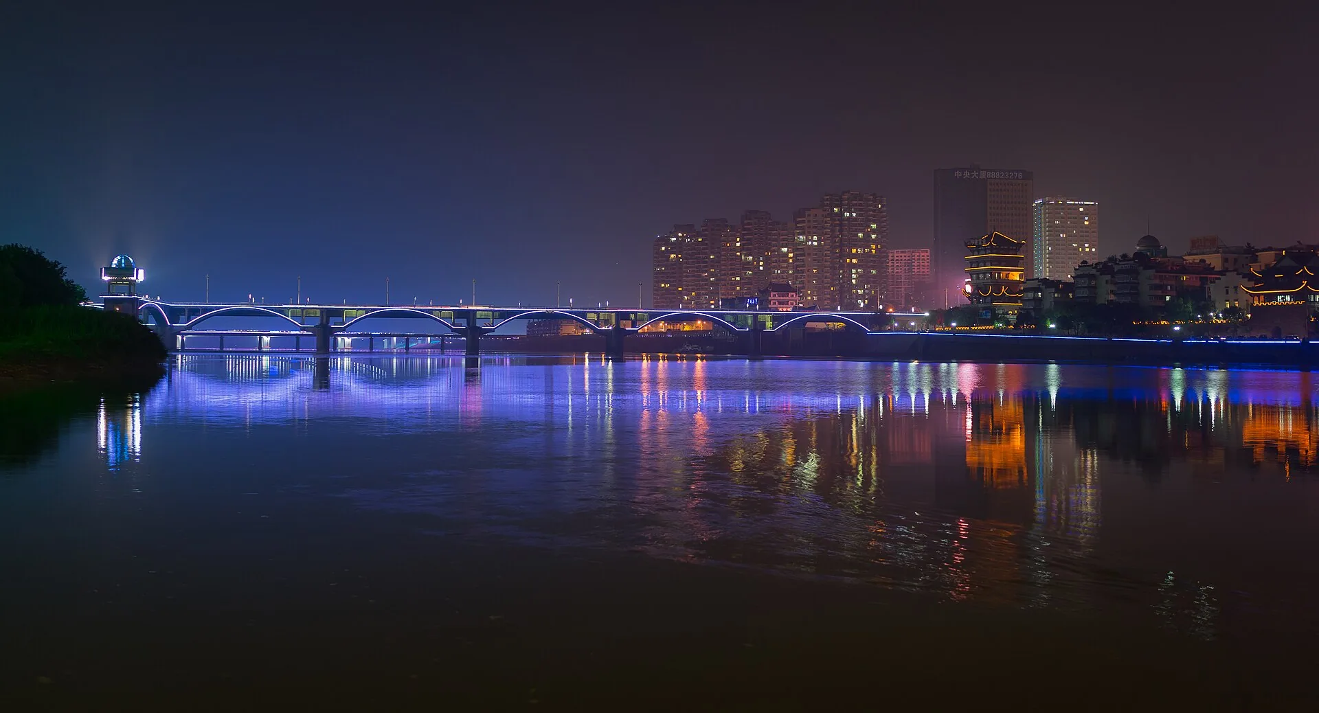 夜色中横跨兰江的城市桥梁与灯光倒影