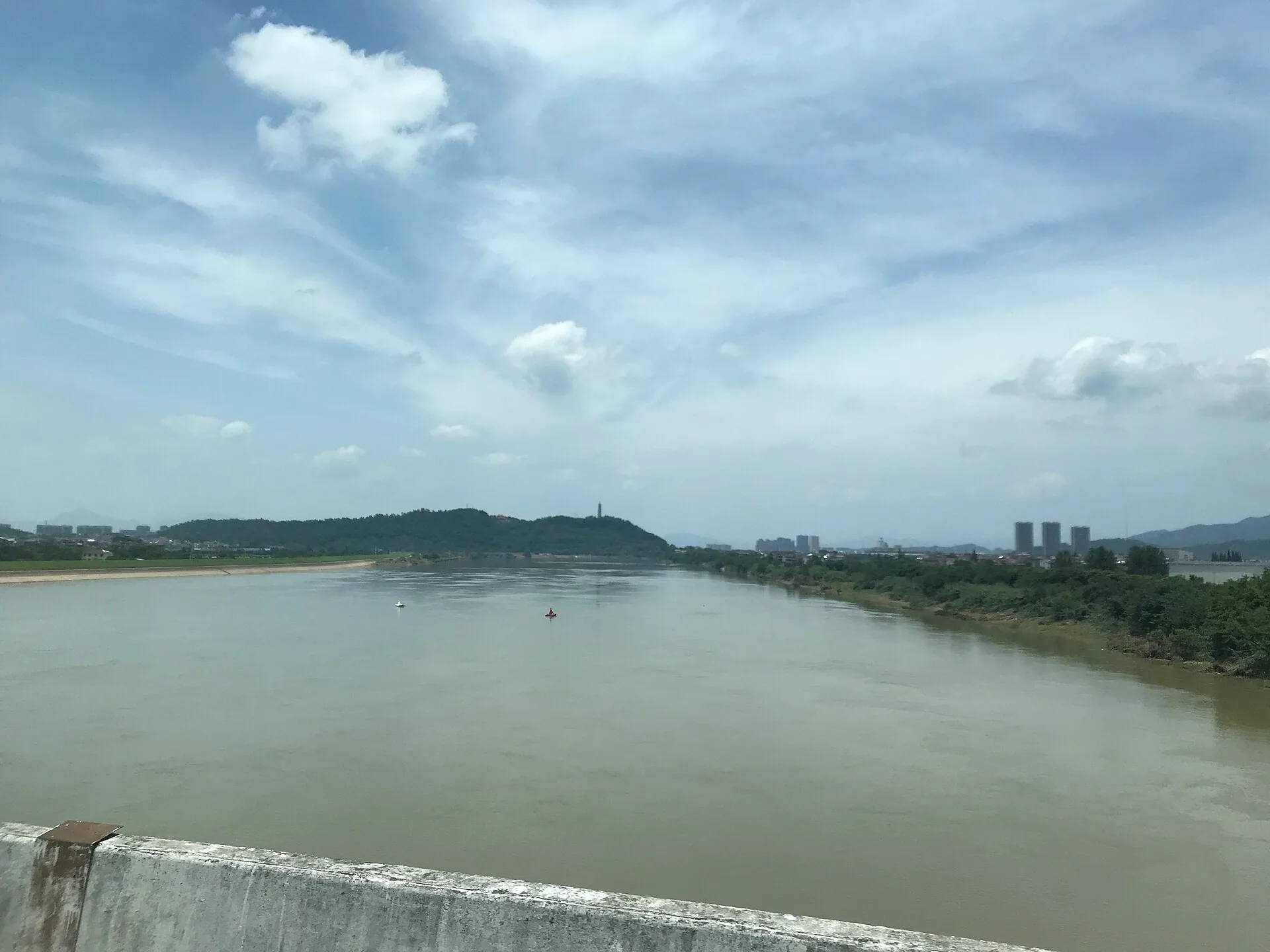 兰溪境内的衢江水面、岸线与远山
