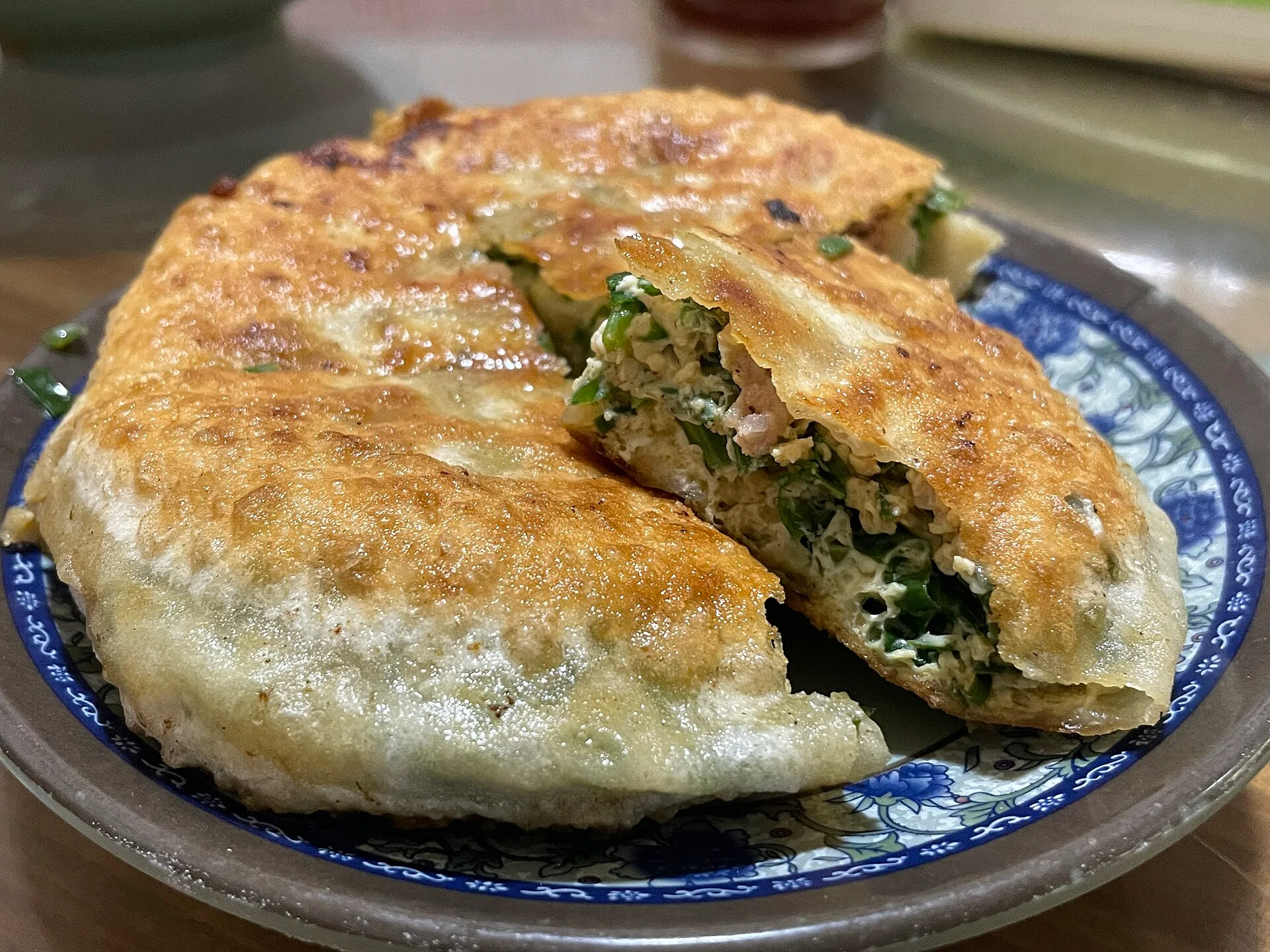 切开的兰溪鸡子馃，外皮金黄，内有肉馅与葱