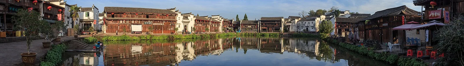 晨光中的诸葛八卦村全景与连片传统民居